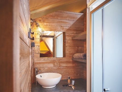 TENTE TOILE ET BOIS 7 personnes - Tente Ciela Nature Lodge - 2 chambres - Cuisine équipée – Salle de bain TENTE TOILE ET BOIS 7 personnes - Tente Ciela Nature Lodge - 2 chambres - Cuisine équipée – Salle de bain