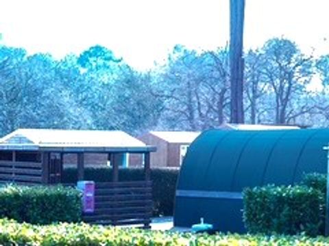 BUNGALOW 4 personnes - POD + chalet cuisine sans sanitaires (Animaux interdits) 2 adultes + 2 enfants