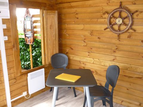 BUNGALOW 4 personnes - POD + chalet cuisine sans sanitaires (Animaux interdits) 2 adultes + 2 enfants