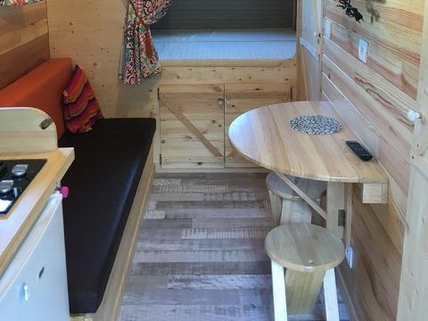 Hébergement 2 personnes - Roulotte 11 m² - 1 chambre + terrasse 7 m² (Animaux interdits)