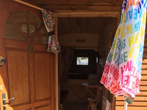 Hébergement 2 personnes - Roulotte 11 m² - 1 chambre + terrasse 7 m² (Animaux interdits)