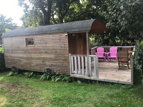 Hébergement 2 personnes - Roulotte 11 m² - 1 chambre + terrasse 7 m² (Animaux interdits)