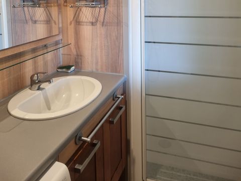 MOBILHOME 4 personnes - 30 residence le lavandier 32M2, Terrasse Couverte, Télevision + Lave Vaisselle+ climatisation