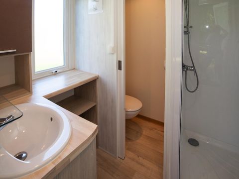 Emplacement - Castel Suite : Luxe 180m² avec sanitaires privatifs, électricité 16A