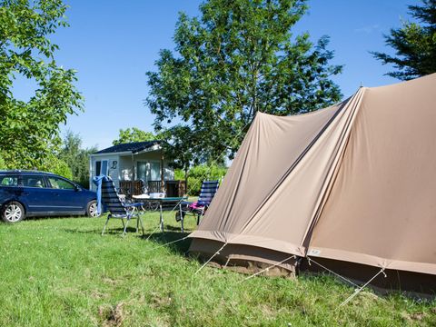 Emplacement - Castel Suite : Luxe 180m² avec sanitaires privatifs, électricité 16A