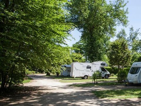 Emplacement - Confort : luxe 180m² avec électricité 16A