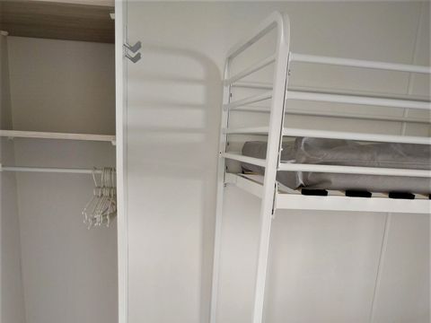 MOBILHOME 4 personnes - 2 chambres (sans sanitaires) 1 couple et 2 enfants de - 40 kgs