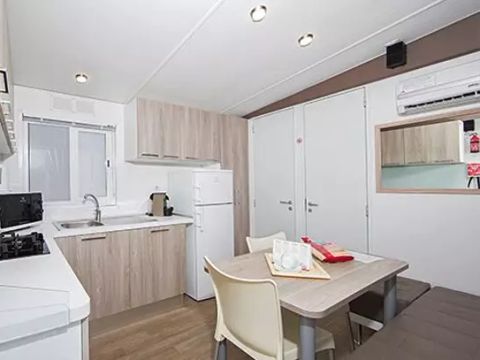 MOBILHOME 6 personnes - Comfort | 2 Chambres | Capacité 4-6 personnes | Terrasse semi couverte | 1 Salle de bain | Climatisation