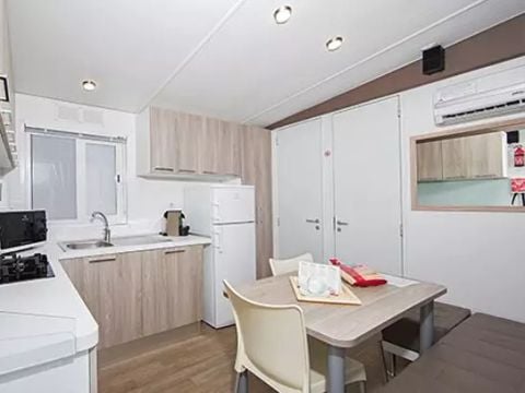 MOBILHOME 6 personnes - Comfort | 2 Chambres | Capacité 4-6 personnes | Terrasse semi couverte | 1 Salle de bain | Climatisation