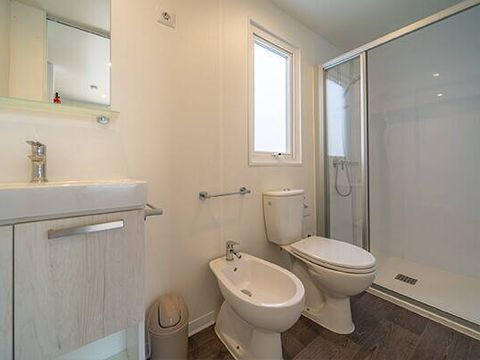 MOBILHOME 5 personnes - Premium | 2 Chambres | Capacité 5 personnes | Terrasse semi couverte | 2 Salles de bain | Climatisation | TV