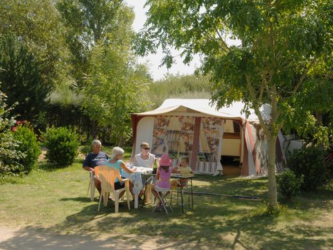 Emplacement - Forfait Nature (1 tente, caravane ou camping-car / 1 voiture)