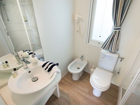MOBILHOME 4 personnes - Comfort XL | 2 Ch. | 4 Pers. | Terrasse surélevée | 2 SDB | Clim.