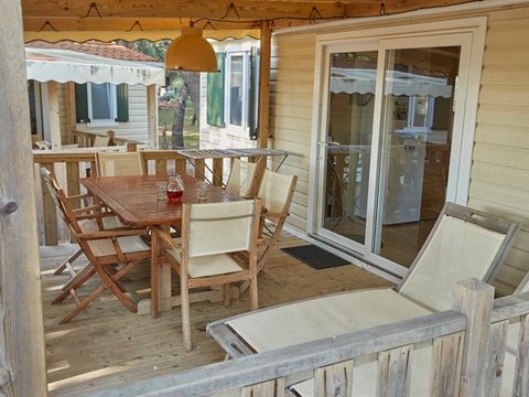 Mobilhome 4 personnes - Classic XL | 2 Ch. | 4 Pers. | Terrasse surélevée | 2 SDB | Clim. | TV