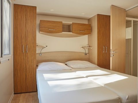 Mobilhome 4 personnes - Classic XL | 2 Ch. | 4 Pers. | Terrasse surélevée | 2 SDB | Clim. | TV