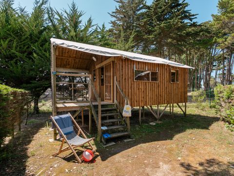 TENTE TOILE ET BOIS 4 personnes - Cabane Lodge Bois sur pilotis Standard 34m² (2 chambres) dont terrasse couverte de 11m² + TV 4 pers.