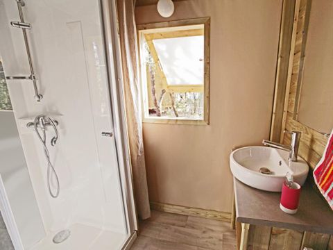 TENTE TOILE ET BOIS 4 personnes - Sweetflower sur pilotis Confort 43m² (2 chambres) + terrasse semi-couverte de 11 m² + TV - 4 pers