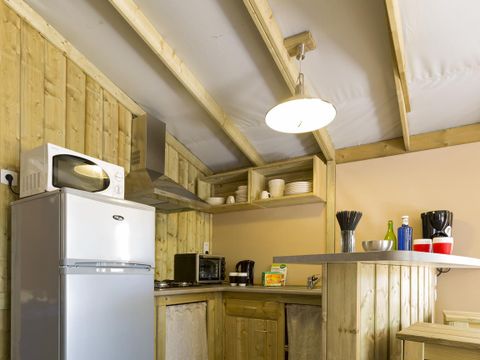 TENTE TOILE ET BOIS 4 personnes - Sweetflower sur pilotis Confort 43m² (2 chambres) + terrasse semi-couverte de 11 m² + TV - 4 pers