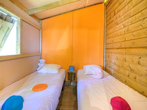 TENTE TOILE ET BOIS 4 personnes - Sweetflower sur pilotis Confort 43m² (2 chambres) + terrasse semi-couverte de 11 m² + TV - 4 pers