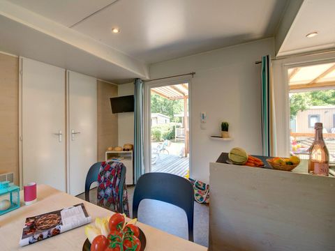 MOBILHOME 4 personnes - Homeflower Premium 29m² (2 chambres) + CLIM + terrasse semi-couverte + TV + draps + serviettes 4 pers.