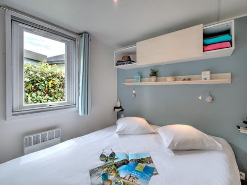 MOBILHOME 4 personnes - Homeflower Premium 29m² (2 chambres) + CLIM + terrasse semi-couverte + TV + draps + serviettes 4 pers.