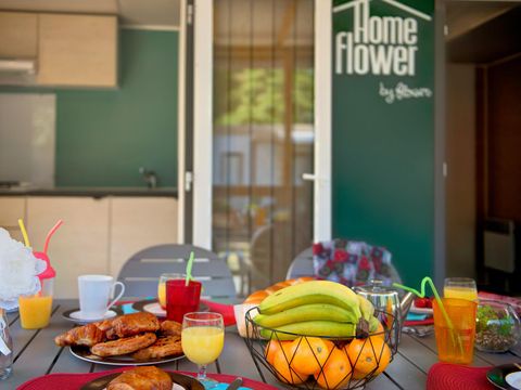 MOBILHOME 4 personnes - Homeflower Premium 29m² (2 chambres) + CLIM + terrasse semi-couverte + TV + draps + serviettes 4 pers.