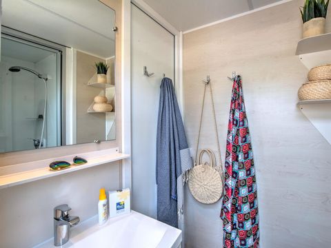 MOBILHOME 4 personnes - Homeflower Premium 29m² (2 chambres) + CLIM + terrasse semi-couverte + TV + draps + serviettes 4 pers.