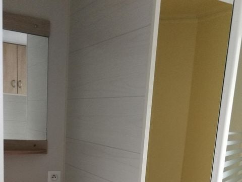 MOBILHOME 6 personnes - Mobilhome DUO - 2 chambres, 2 salles de bain, 2 WC, 1 canapé-lit, lave vaisselle, 43,5m² terrasse comprise 1/6 pers