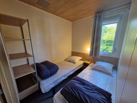 Mobilhome 4 personnes - Aquitaine Premium vue Lac 29m² 2ch-4p+terrasse couverte+ TV + lave-vaisselle +chiliennes