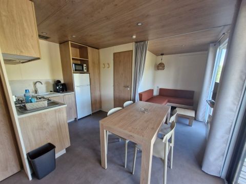 Mobilhome 4 personnes - Aquitaine Premium vue Lac 29m² 2ch-4p+terrasse couverte+ TV + lave-vaisselle +chiliennes