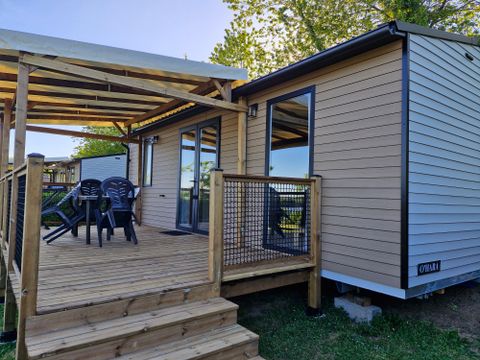 Mobilhome 4 personnes - Aquitaine Premium vue Lac 29m² 2ch-4p+terrasse couverte+ TV + lave-vaisselle +chiliennes
