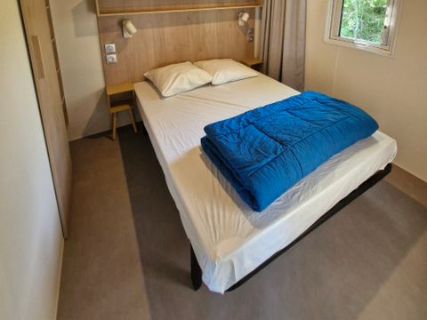 Mobilhome 4 personnes - Aquitaine Premium vue Lac 29m² 2ch-4p+terrasse couverte+ TV + lave-vaisselle +chiliennes