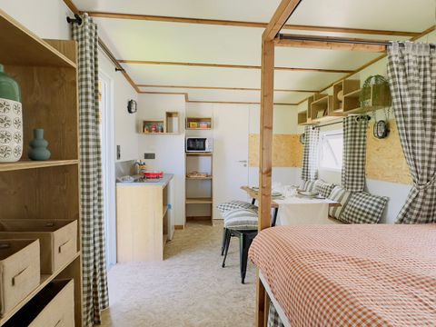 HÉBERGEMENT INSOLITE 2 personnes - Karlotte Vue Mer Premium - 3 chambres -Terrasse -TV -Clim -Plancha -avec sanitaires - Prix pour 2 personnes