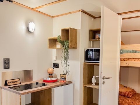 HÉBERGEMENT INSOLITE 2 personnes - Karlotte Vue Mer Premium - 3 chambres -Terrasse -TV -Clim -Plancha -avec sanitaires - Prix pour 2 personnes