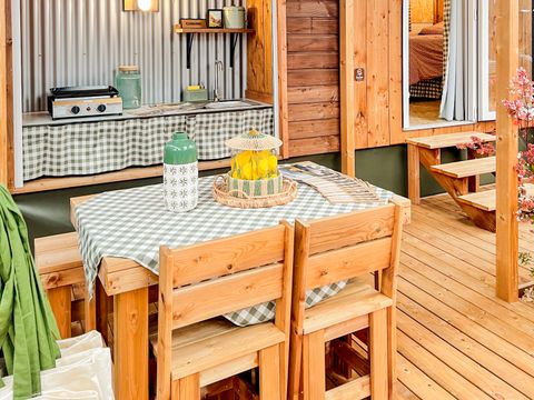 HÉBERGEMENT INSOLITE 2 personnes - Karlotte Vue Mer Premium - 3 chambres -Terrasse -TV -Clim -Plancha -avec sanitaires - Prix pour 2 personnes