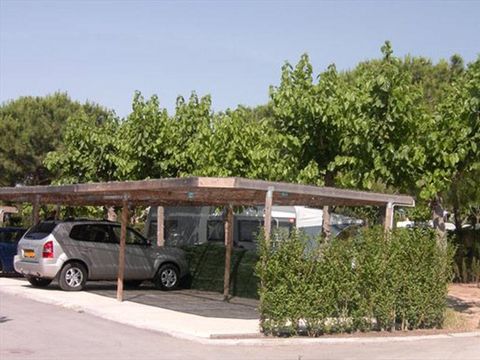 Emplacement - EMPLACEMENT PLUS (voiture + tente/caravane + électricité 5A + eau + parking) 1/6 pers