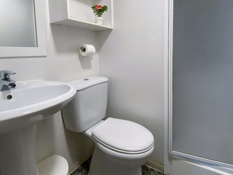 BUNGALOW 4 personnes - COTE D’AZUR (4 PAX) maximum 2 adults and 2 kids.