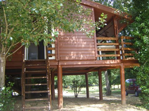 CHALET 4 personnes - sur pilotis à 2mètres de hauteur 2/4 places 30m²