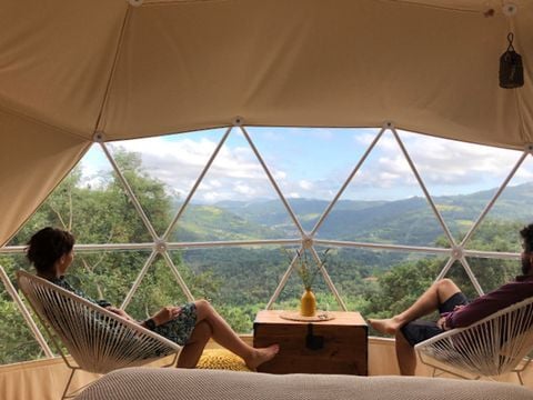 HÉBERGEMENT INSOLITE 4 personnes - Bulle Insolite et SPA Premium Sérénité