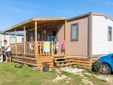 MOBILHOME 6 personnes - Premium 32m² (3 chambres) + Terrasse couverte + TV + Climatisation