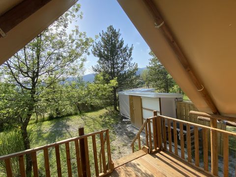 Tente en toile et en bois 4 personnes - Cabane Standard "Amazone" 30m² - 2 chambres - Terrasse + sanitaire privé