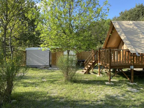 TENTE TOILE ET BOIS 4 personnes - Cabane Standard "Amazone" 30m² - 2 chambres - Terrasse + sanitaire privé