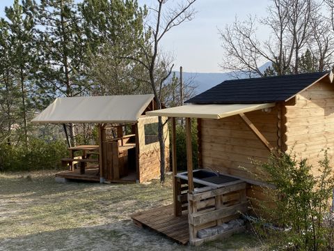 Hébergement 4 personnes - Cabane Insolite "Hobbit" 10m² - 1 chambre avec Clim + Terrasse + espace repas + sanitaire privé
