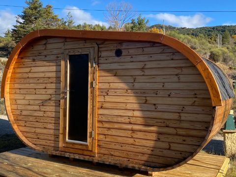 Hébergement 4 personnes - Cabane Insolite "Hobbit" 10m² - 1 chambre avec Clim + Terrasse + espace repas + sanitaire privé