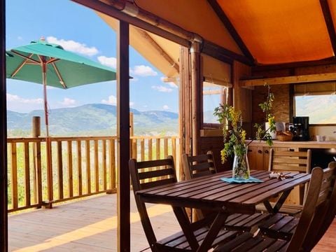 TENTE TOILE ET BOIS 5 personnes - Lodge Confort "Paillotte" 35m² - 2 chambres + sanitaire - Terrasse couverte