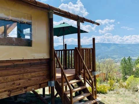 TENTE TOILE ET BOIS 5 personnes - Lodge Confort "Paillotte" 35m² - 2 chambres + sanitaire - Terrasse couverte