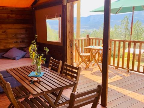 TENTE TOILE ET BOIS 5 personnes - Lodge Confort "Paillotte" 35m² - 2 chambres + sanitaire - Terrasse couverte