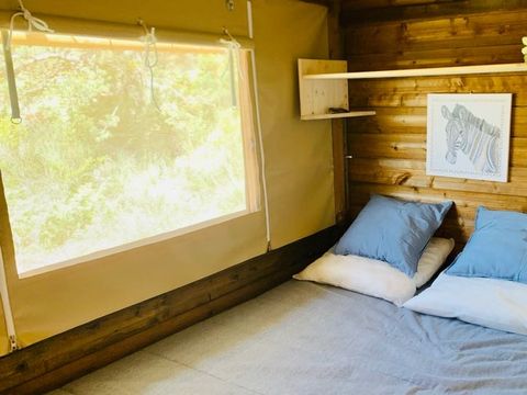 TENTE TOILE ET BOIS 5 personnes - Lodge Confort "Paillotte" 35m² - 2 chambres + sanitaire - Terrasse couverte