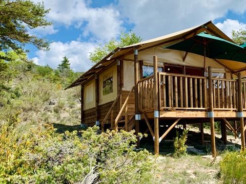 Tente en toile et en bois 5 personnes - Lodge Confort "Paillotte" 35m² - 2 chambres + sanitaire - Terrasse couverte