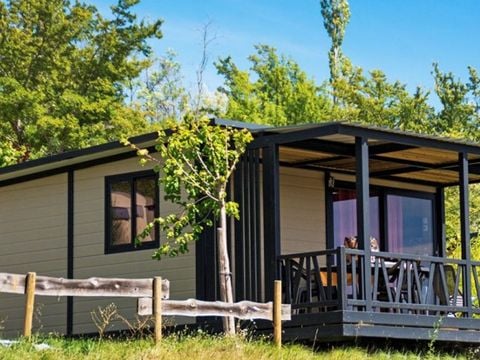 CHALET 5 personnes - Confort "Nouméa" 25m² - 2 chambres (Modèle 1) - Terrasse couverte + TV