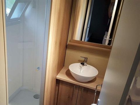 CHALET 5 personnes - Confort "Nouméa" 25m² - 2 chambres (Modèle 1) - Terrasse couverte + TV